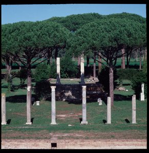 Romeinse kunst: uitzicht op de ruïnes van de Tempel van Ceres, archeologische site van Ostia door Roman