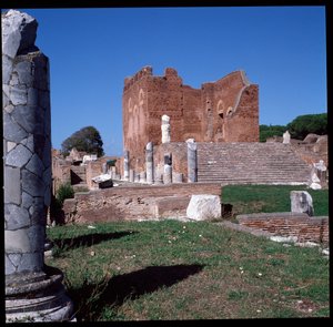 Romeinse kunst: uitzicht op de ruïnes van het capitool, archeologische site van Ostia door Roman