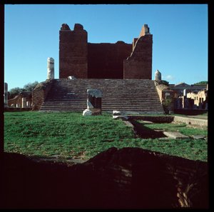 Romeinse kunst: uitzicht op de ruïnes van het Capitool, archeologische site van Ostia