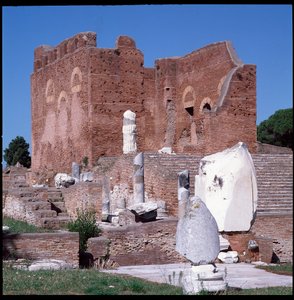 Romeinse kunst: uitzicht op de ruïnes van het capitool, archeologische site van Ostia
