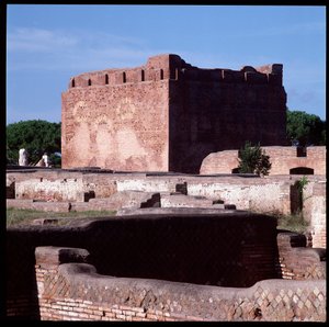 Romeinse kunst: uitzicht op de ruïnes van het capitool, archeologische site van Ostia door Roman