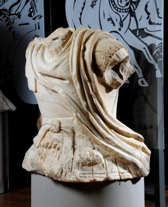 Gebeeldhouwd torso van een ruiter, vermoedelijk een kopie van een originele bronzen standbeeld van Alexander de Grote, c.75-25 BC door Roman