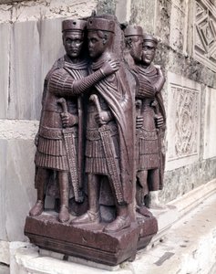 Tetrarchen. Beelden in rood porfier uit de 4e eeuw. Venetië, San Marcoplein. door Roman
