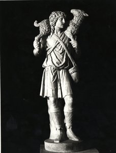 De Goede Herder, vroegchristelijke periode (marmer) (zw/w foto) door Roman