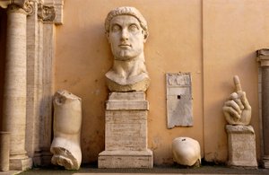 De binnenplaats van het Paleis van de Conservatoren (Palazzo dei Conservatori) bij de Musei Capitolini: fragmenten van het kolossale standbeeld van Constantijn daterend uit 313-324 n.Chr.