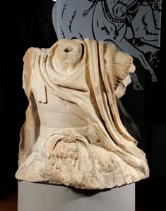 Torso van Lucio Licinio Murena geïnspireerd door de te paard Alexander van de bronzen groep van Lysippos gewijd aan Dion, 67 AD (marmer)