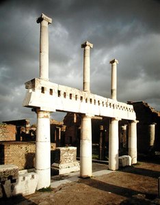 Uitzicht op de portiek van het Forum door Roman