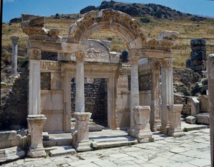 Uitzicht op de tempel van Hadrianus aan de straat van Curetes door Roman