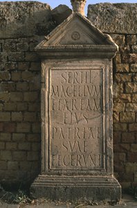 Stèle met een inscriptie op Sertius Markt Hoge Keizertijd door Roman Imperial Period