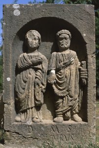 Stèle met twee menselijke figuren, Hoge Keizerlijke Periode (27 v.Chr.-395 n.Chr.) door Roman Imperial Period