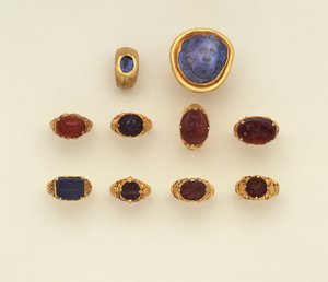 Een Romeinse gouden en chalcedoon intaglio ring, een grote Romeinse blauw-grijze chalcedoon Medusa hoofd camee en een selectie van ringen, twee ringen in de Seltsjoekse stijl door Roman Roman