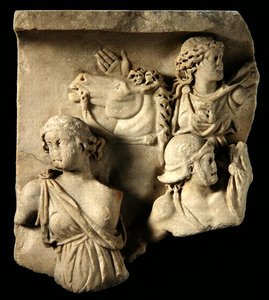 Een fragment van hoogreliëfsculptuur door Roman Roman