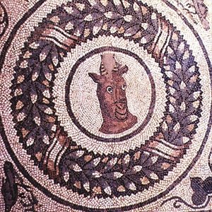 Kop van een antilope, Romeins mozaïek, begin 4e eeuw