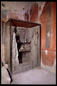 Geverfde kast, Casa a Graticcio, 5e eeuw v.Chr.-1e eeuw n.Chr. door Roman Roman