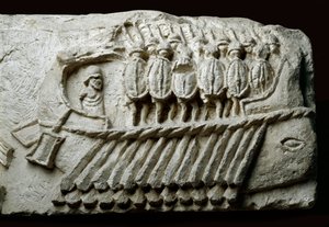 Gipsafgietsel van een Romeinse bireme oorlogsschip met gewapende soldaten (reliëf op rots)