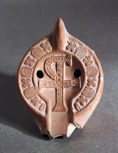 Versierde lamp met Chi-Rho, terracotta door Roman Roman