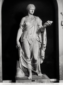 Vrouwelijk standbeeld genaamd Flora Farnese, 2e-3e eeuw na Christus