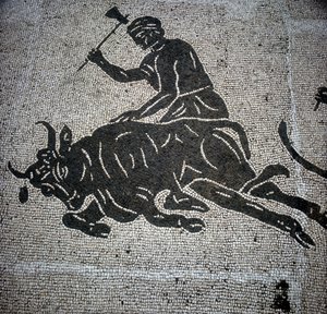 Mozaïek die een scène van een stierengevecht uitbeeldt en gevonden in Ostia (bij Rome). Momenteel bewaard in de voormalige brandweerkazerne van Ostia.