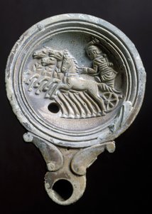Olielamp met afbeelding van een racewagen met vier paarden (terracotta)