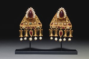 Paar oorbellen, 2e - 3e eeuw n.Chr. door Roman Roman