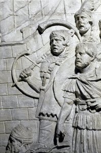 Romeinse kunst: Romeinse krijgers tijdens de eerste oorlog in Dacië. Gietvorm van 1862 die de bas-reliëfs van de zuil van Trajanus (Colonna Traiana) in Rome reproduceert, gebouwd tijdens het bewind van keizer Trajanus (53-117). De Trajanus-zuil herdenkt de