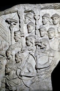 Romeinse kunst: krijgers die Vexillum (Romeinse vaandels) dragen. Gietvorm uit 1862 die de bas-reliëfs van de zuil van Trajanus (Colonna Traiana) in Rome reproduceert, gebouwd tijdens het bewind van keizer Trajanus (53-117) door Roman Roman