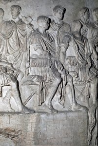 De Romeinse keizer Trajanus op de tribune die een krijgsraad houdt. Gietvorm uit 1862 die de bas-reliëfs van de Zuil van Trajanus reproduceert, gebouwd tijdens het bewind van keizer Trajanus (53-117). door Roman Roman