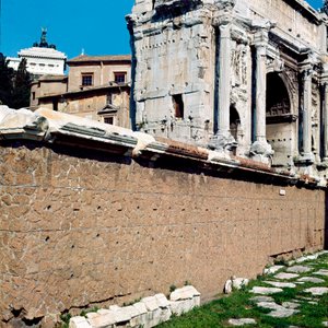 Romeins Forum: uitzicht op de Rostri (Rostra) waar de vergaderingen werden gehouden. Rome door Roman Roman