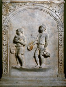 Romeinse kunst: grafaltaar toont twee dienaren die voorwerpen voor offer dragen. Laag reliëf. Rome, Museo Nazionale Romano