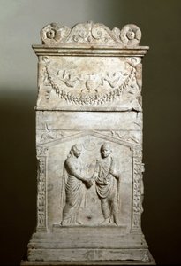Romeinse kunst: grafaltaar dat de scène van een huwelijk decoreert (Junctio dextrarum) door Roman Roman
