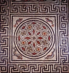 Romeinse kunst: mozaïek versierd met dolfijnen. Nîmes, archeologiemuseum.