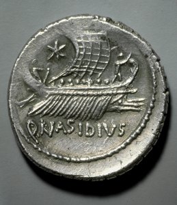 Romeinse kunst: zilveren munt afgebeeld door een galei uitgerust met een systeem om vijandelijke schepen omver te werpen. Parijs, B.N. Cabinet des Medailles door Roman Roman