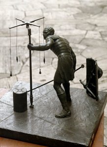 Romeinse kunst: de gromaticus. Een landmeter meet het land met behulp van een groma. Bronzen sculptuur. Rome, Museum van de Romeinse Beschaving