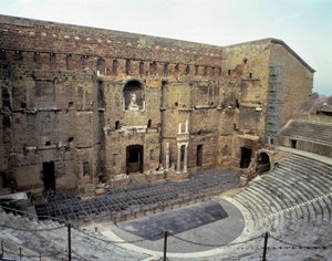 Romeinse kunst: uitzicht op het Romeinse theater van de stad Orange (Vaucluse) door Roman Roman