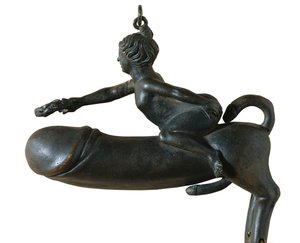 Sasamon Phallus. 1e eeuw. Dier met borst, benen en staart gevormd als eikel, bereden door een vrouw met lauwerkrans. Amulet tegen het boze oog. Romeinse kunst. Vroeg Keizerrijk. Beeldhouwwerk op brons. SPANJE. CATALONIË. BARCELONA. Barcelona. Archeologisch door Roman Roman