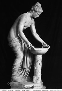 Standbeeld dat een Danaïde uitbeeldt door Roman Roman