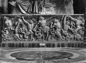 De Reuzen, detail van een reliëf dat Ariane en een gigantomachie afbeeldt