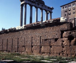 De Rostres van het Romeinse Forum. Rome door Roman Roman
