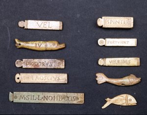 Theaterkaartjes in ivoor uit de Romeinse tijd. Museo della Scala in Milaan door Roman Roman