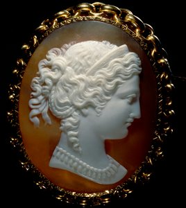 Portret van een vrouwelijk profiel; camee op sardonyx, gezet in goud