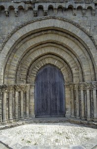12e-eeuwse kerk met een mooie Poitevine-gevel (Romaanse stijl). Chaize-Giraud in Vendée (85)