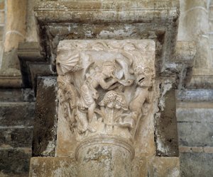 Een muzikant en een demon die wellust symboliseren (gekerfd kapiteel)