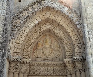 Christus in glorie tussen St. Paulus en St. Petrus, valse poort (beeldhouwwerk) door Romanesque