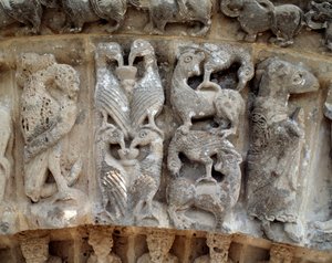 Detail van beeldhouwwerken van het zuidportaal door Romanesque