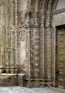 (detail) van de gevel linkerkant van het portaal van de Basiliek, begin 12e eeuw