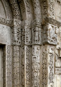 Detail van de gevel rechterzijde van de poort van de Basiliek, begin 12e eeuw door Romanesque
