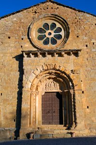 Gevel van de Kerk van Santa Maria de Covet, Isona, Spanje door Romanesque