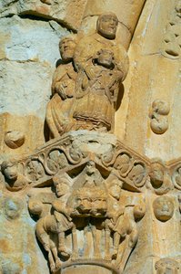 Gevel van de Kerk van Santa Maria de Covet, Isona, Spanje, detail van een kapiteel door Romanesque