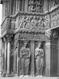 Linkerkant van het kerkportaal door Romanesque
