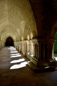 Romaans architectuur: galerij van het klooster van de Cisterciënzer abdij van Fontenay, Bourgondië
